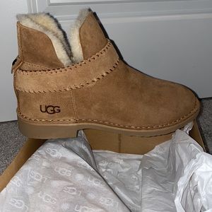 Never worn NWT McKay Ugg boots